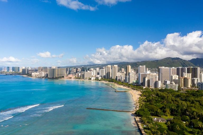 Aloha, Honolulu: A Guide to Savoring Hawaii’s Ocean-Sprayed Elegance